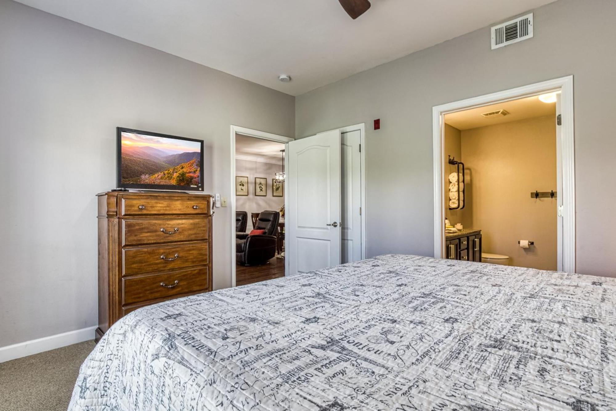 Luxurious Renovated, Pool, Basketball, Playground * Pigeon Forge