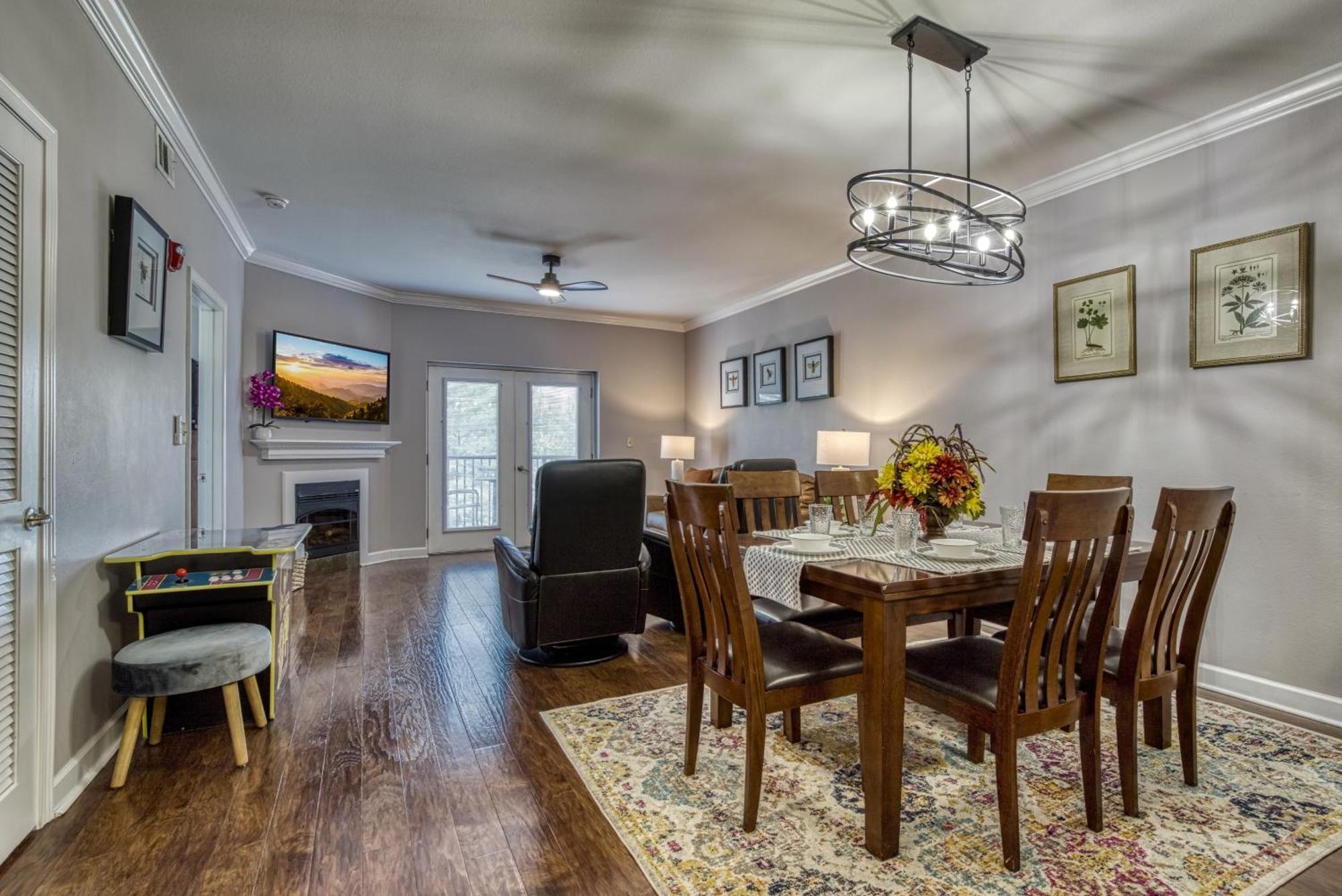 Luxurious Renovated, Pool, Basketball, Playground Holiday home Pigeon Forge